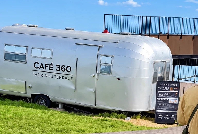 Café 360, a trailer-style cafe at the summit of Mount Horai